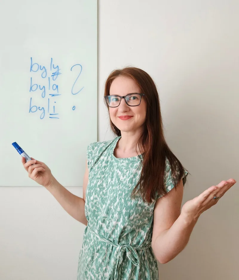 Monika Candrová u tabule s příklady tvarů byly, byla, byli